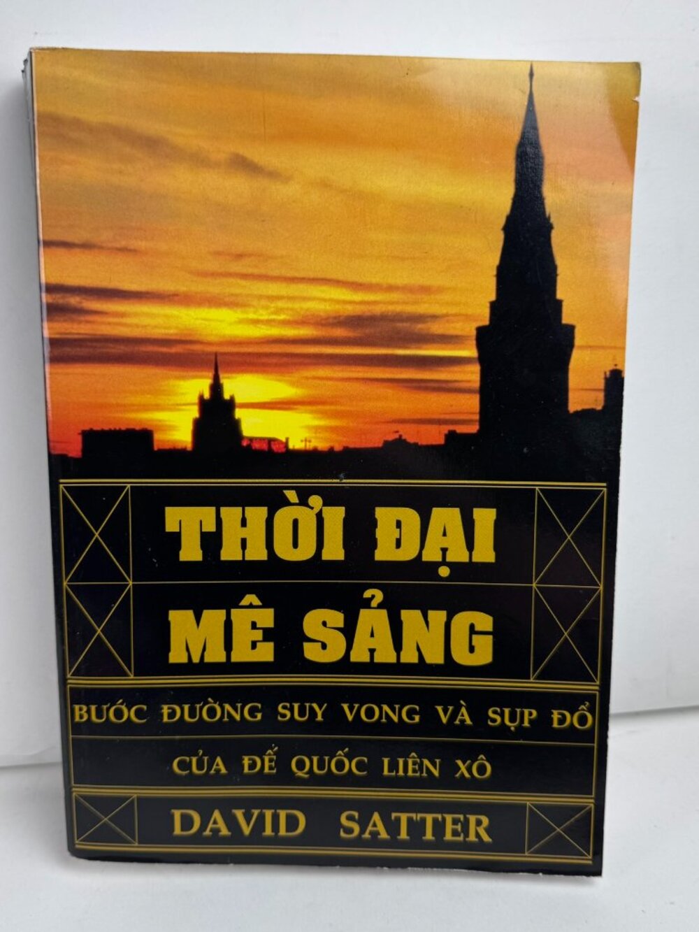 Thời Đại Mê Sảng: Bước Đường Suy Vong và Sụp Đổ của Đế Quốc Liên Xô
